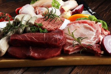 çiğ et. Farklı türde çiğ domuz eti, tavuk ve sığır eti baharat ve otlar ve sosis