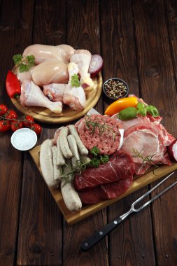 çiğ et. Farklı türde çiğ domuz eti, tavuk ve sığır eti baharat ve otlar ve sosis