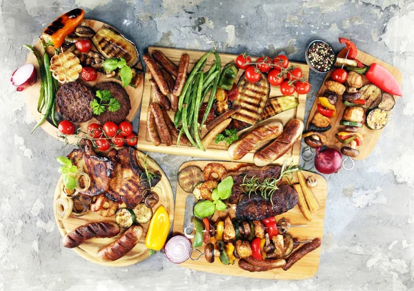 Geassorteerd Heerlijk Gegrild Vlees Met Groente Kruiden Rustieke Tafel — Stockfoto