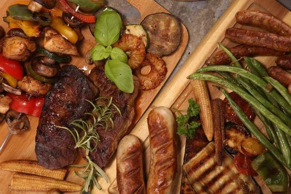 Surtido Deliciosa Carne Parrilla Con Verduras Hierbas Mesa Rústica — Foto de Stock