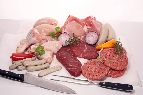 고기입니다 돼지고기 닭고기 향신료와 소시지와 쇠고기의 — 스톡 사진