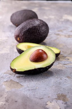 Avokado eski tablo. Taze olgun hass avokado halfs. Meyve sağlıklı gıda kavramı