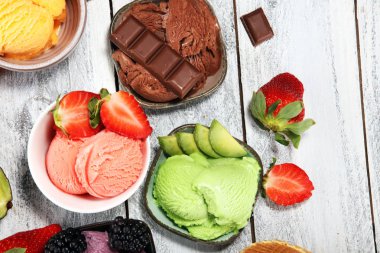Farklı renk ve lezzetleri ile çilek, çikolata ve meyve masada dondurma Kepçe kümesi