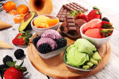 Farklı renk ve lezzetleri ile çilek, çikolata ve meyve masada dondurma Kepçe kümesi