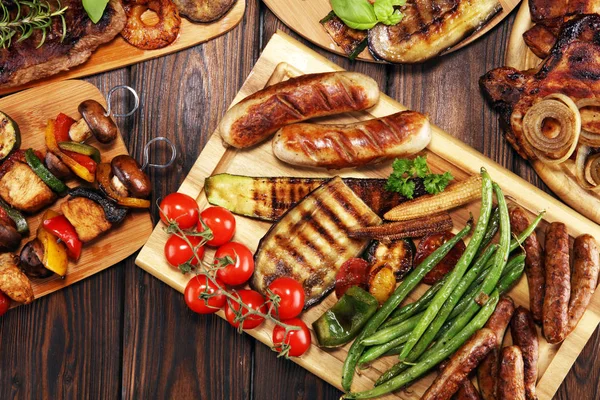 Carne Grelhada Deliciosa Sortida Com Vegetais Ervas Mesa Rústica — Fotografia de Stock