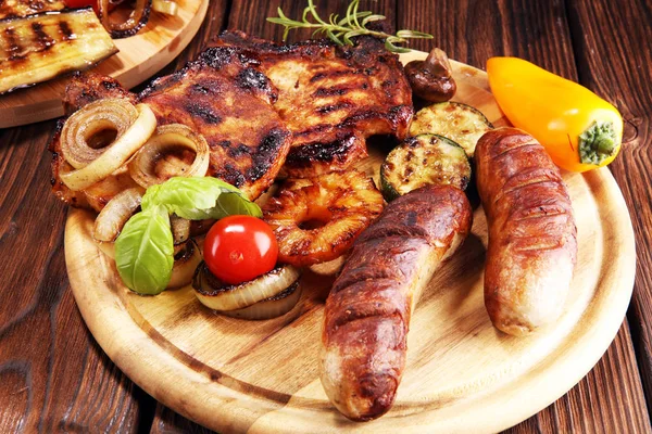 Válogatott Finom Grillezett Hús Zöldségekkel Fűszernövényekkel Rusztikus Asztalon — Stock Fotó