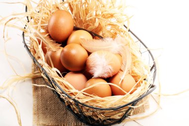 Yumurta. Sepet içinde taze çiftlik yumurtaları. Tüy konsepti ile Paskalya yortusu yumurta