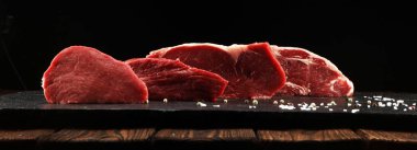 Biftek ham. Barbekü kaburga eti, yaşlı Wagyu ekşili kuru. Çeşitli ham Kara Angus Başbakan eti biftek pala, Striploin, kaburga, bonfile fileto mignon