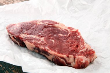 Biftek ham. Barbekü kaburga eti, yaşlı Wagyu ekşili kuru. Çeşitli ham Kara Angus Başbakan eti biftek pala, Striploin, kaburga, bonfile fileto mignon