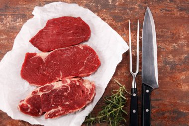 Biftek ham. Barbekü kaburga eti, yaşlı Wagyu ekşili kuru. Çeşitli ham Kara Angus Başbakan eti biftek pala, Striploin, kaburga, bonfile fileto mignon