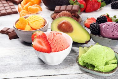 Farklı renk ve lezzetleri ile çilek, çikolata ve meyve masada dondurma Kepçe kümesi