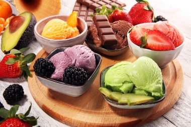 Farklı renk ve lezzetleri ile çilek, çikolata ve meyve masada dondurma Kepçe kümesi