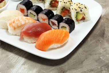 sashimi suşi kümesi çubuklarla kadar yakın ve soya - suşi rulo ile somon ve suşi rulo füme yılan balığı ile seçici odak.