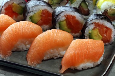 sashimi suşi kümesi çubuklarla kadar yakın ve soya - suşi rulo ile somon ve suşi rulo füme yılan balığı ile seçici odak.