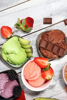 Farklı renk ve lezzetleri ile çilek, çikolata ve meyve masada dondurma Kepçe kümesi