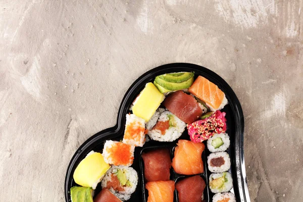 Sashimi Sushi Set Mit Essstäbchen Und Soja Für Valentinstag Herzförmig — Stockfoto