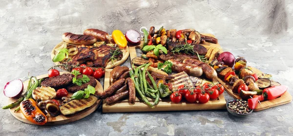 Geassorteerd Heerlijk Gegrild Vlees Met Groente Kruiden Rustieke Tafel — Stockfoto