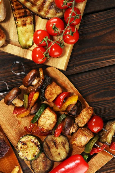 조그맣게 식탁에 야채와 식물을 곁들인 맛있는 고기를 — 스톡 사진