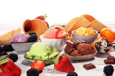 Farklı renk ve lezzetleri ile çilek, çikolata ve meyve masada dondurma Kepçe kümesi