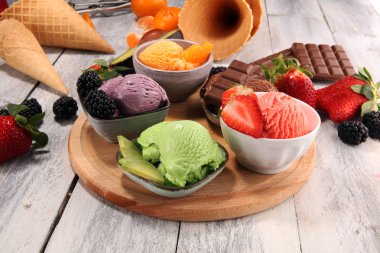 Farklı renk ve lezzetleri ile çilek, çikolata ve meyve masada dondurma Kepçe kümesi