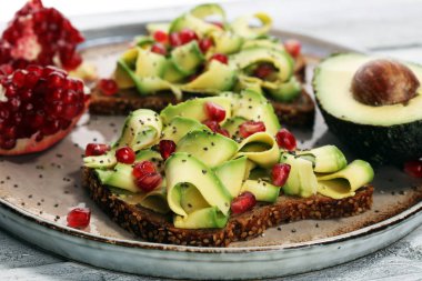 avokado ve olgun nar baharat ve avokado ile tost ekmek dilimlenmiş 