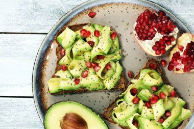 avokado ve olgun nar baharat ve avokado ile tost ekmek dilimlenmiş 