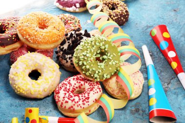 Çikolatalı buzlu, pembe sırlı ve bonibon donuts ile çeşitli çörekler. Karnaval kavramı.