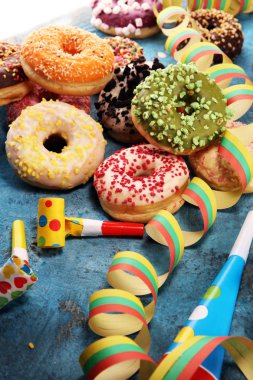 Çikolatalı buzlu, pembe sırlı ve bonibon donuts ile çeşitli çörekler. Karnaval kavramı.