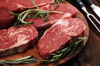 Biftek ham. Barbekü kaburga eti, yaşlı Wagyu ekşili kuru. Çeşitli ham Kara Angus Başbakan eti biftek pala, Striploin, kaburga, bonfile fileto mignon