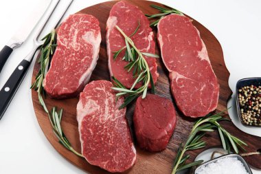 Biftek ham. Barbekü kaburga eti, yaşlı Wagyu ekşili kuru. Çeşitli ham Kara Angus Başbakan eti biftek pala, Striploin, kaburga, bonfile fileto mignon