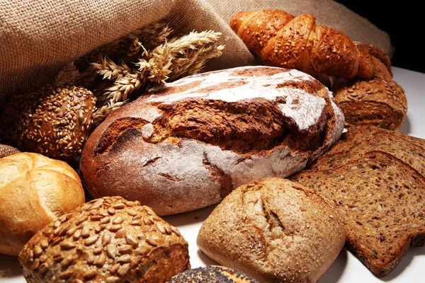 Verschillende Soorten Brood Brood Broodjes Aan Boord Van Bovenaf Keuken — Stockfoto