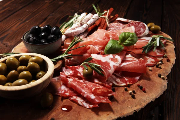 Marmorschneidebrett Mit Prosciutto Speck Salami Und Würstchen Auf Holzgrund Fleischplatte — Stockfoto