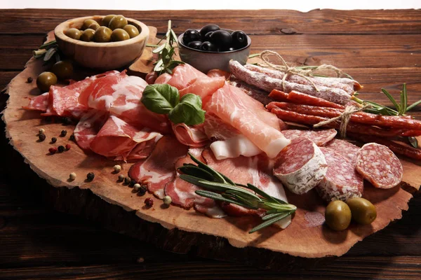 Tagliere Marmo Con Prosciutto Pancetta Salumi Salsicce Fondo Legno Antipasti — Foto Stock