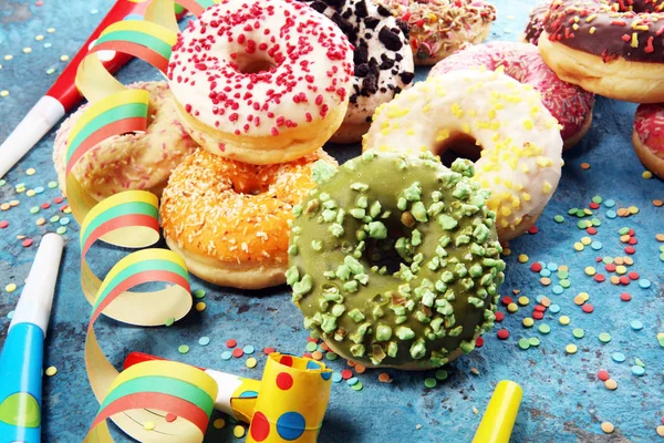 Geassorteerde Donuts Met Chocolade Frosted Roze Geglazuurde Hagelslag Donuts Carnaval — Stockfoto
