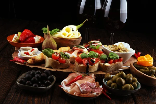 Conjunto Aperitivos Vino Antipasti Italiano Variedad Queso Aceitunas Mediterráneas Pepinillos —  Fotos de Stock