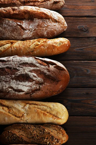 Assortiment Van Gebakken Brood Broodjes Houten Tafel Achtergrond Bakkerij Poster — Stockfoto