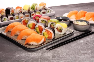 sashimi suşi kümesi çubuklarla kadar yakın ve soya - suşi rulo ile somon ve suşi rulo füme yılan balığı ile seçici odak.