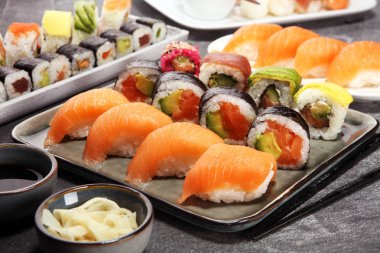 sashimi suşi kümesi çubuklarla kadar yakın ve soya - suşi rulo ile somon ve suşi rulo füme yılan balığı ile seçici odak.