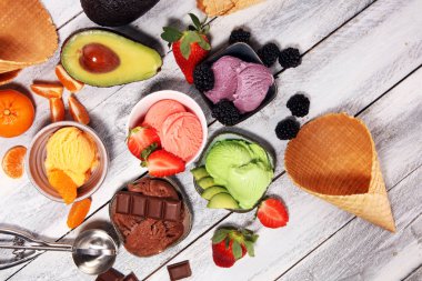 Farklı renk ve lezzetleri ile çilek, çikolata ve meyve masada dondurma Kepçe kümesi