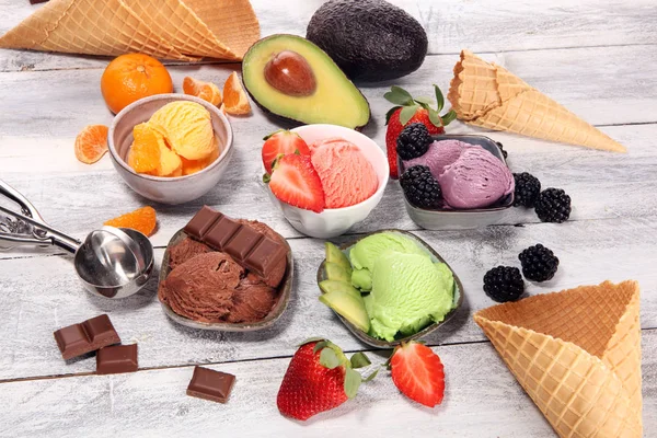 Σετ Μπάλες Παγωτό Διαφορετικά Χρώματα Και Γεύσεις Μούρα Σοκολάτα Και — Φωτογραφία Αρχείου
