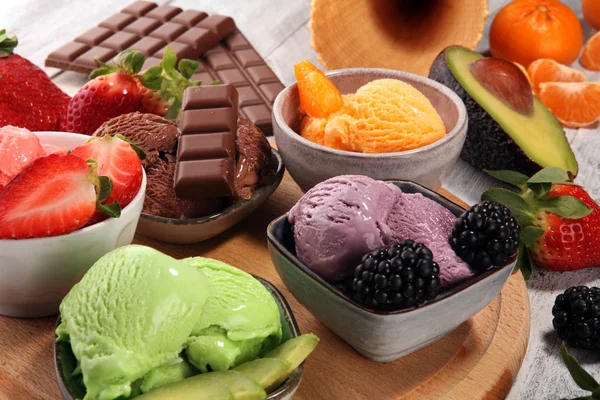 Σετ Μπάλες Παγωτό Διαφορετικά Χρώματα Και Γεύσεις Μούρα Σοκολάτα Και — Φωτογραφία Αρχείου