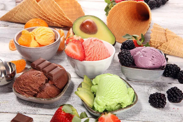 Conjunto Cucharadas Helado Diferentes Colores Sabores Con Bayas Chocolate Frutas Imágenes De Stock Sin Royalties Gratis