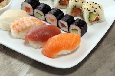 sashimi suşi yemek çubukları ve soya - suşi ro ile yakın çekim