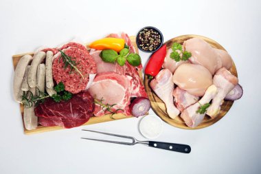 çiğ et. Çiğ domuz eti, tavuk ve sığır eti zekâ farklı türleri