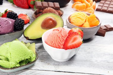 Farklı renk kümesi dondurma kaşık toz ve lezzetleri ile olmak