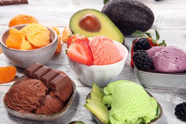 Farklı renk kümesi dondurma kaşık toz ve lezzetleri ile olmak