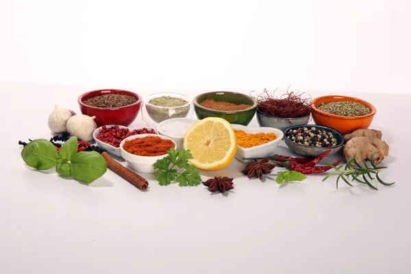 Gewürze und Kräuter auf dem Tisch. Lebensmittel und Zutaten der Küche. — Stockfoto