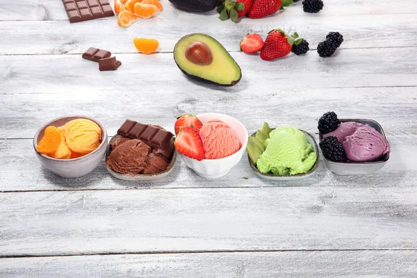 Набор шариков мороженого различных цветов и вкусов с быть — стоковое фото