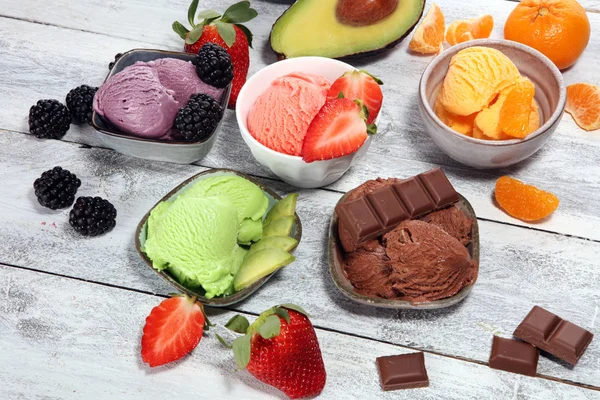 Conjunto de colheres de sorvete de diferentes cores e sabores com ser — Fotografia de Stock