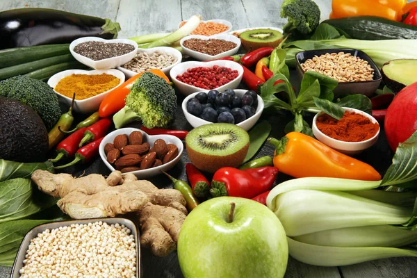 Selección de comida sana y limpia. fruta, verdura, semillas, su — Foto de Stock